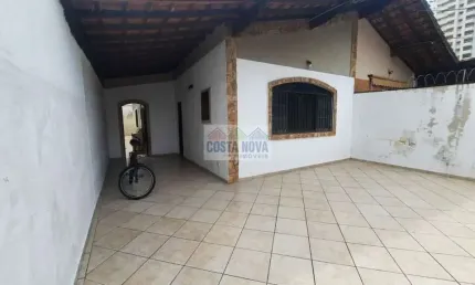 Casa com 2 quartos sendo 1 suíte, 3 vagas, para locação ou venda no Canto do Forte