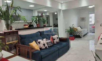 Apartamento de 78 m², 2 dormitórios, sacada, lateral , prédio de frente ao mar, reformado