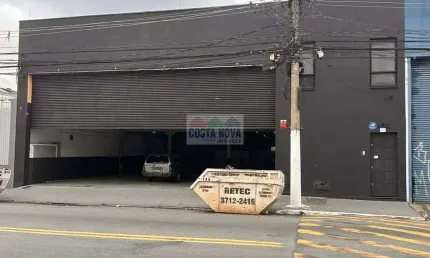 Galpão para locação com 500m², 3 salas amplas, 4 banheiros e 6 vagas próximo á centro comercial