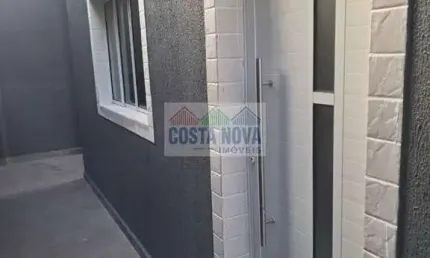 Casa sobreposta nova com 73m², 2 quartos, 2 banheiros e garagem privativa