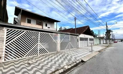 Sobrado com 3 quartos, 1 suíte, 3 banheiros, 2 vagas de garagem no bairro Antártica.