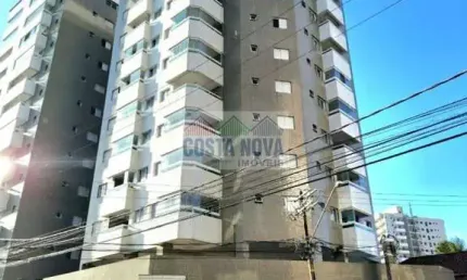 Apartamento de dois dormitórios com sacada gourmet próximo a praia