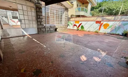 Casa ampla no Canal 5 com 3 dormitórios, quintal, depósito e garagem para 3 carros