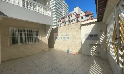 Casa individual com 2 quartos e edicula a 100m do mar na Aviação - Praia Grande - SP