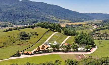 Terreno 620 m2 Cond Fechado, estrutura para cavalos em Área Rural de Camboriú - Camboriú - SC