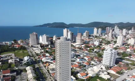 Lindo apto de 3 suítes, área de lazer completa em Balneário Perequê!