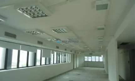 Conjunto comercial com  260 m2, 4 Vagas de Garagem.
