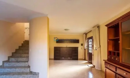 Sobrado com 03 dormitórios,  01 suíte e 02 vagas na São judas