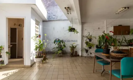 Excelente casa térrea para locação. A 300 metros do metrô Praça da Árvore.