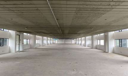 Andar comercial com 1385m², 16 vagas por andar, 6 elevadores sociais e 4 banheiros em cada andar