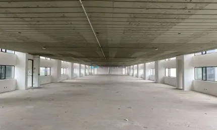 Andar comercial com 1385m², 16 vagas por andar, 6 elevadores sociais e 4 banheiros em cada andar