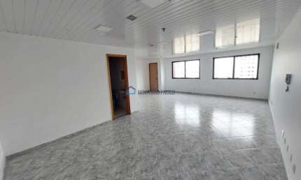 Conjunto comercial localizado na  R Carneiro da Cunha