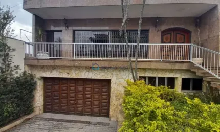 Ótima localização, casa terrea com 3 dormitórios sendo 3 suites