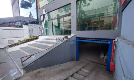 Prédio comercial de 1000m² a 4 minutos a pé da Estação Santa Cruz!