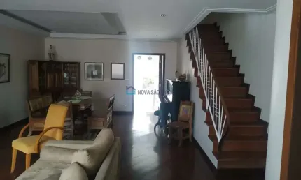 Sobrado com 3 suítes, sala, cozinha e quintal com piscina