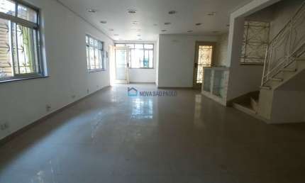 Sobrado de 190m² para alugar com 3 dormitórios, 3 banheiros e 1 vaga de garagem