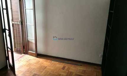 Casa com 03 quartos para locação - ótima localização.