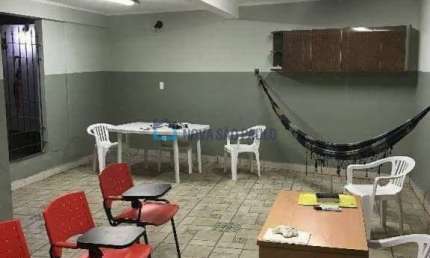 Imóvel com 08 salas e 05 banheiros - ótima localização.