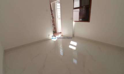 Sobrado residencial com 03 dormitórios, sendo 01 suíte, 03 banheiros e vaga para 02 veículos.