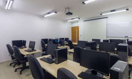 Excelente imóvel comercial com 10 salas e 10 banheiros.