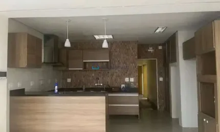 Casa térrea com 04 dormitórios , 04 banheiros e 05 vagas.