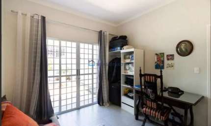 Casa Térrea Reformada com Energia Solar e Amplo Quintal em Bairro Tranquilo