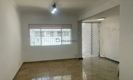 Sobrado residencial com 02 dormitórios e 02 banheiros.