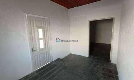 Casa térrea com 03 dormitórios e 02 banheiros na Vila Mariana.
