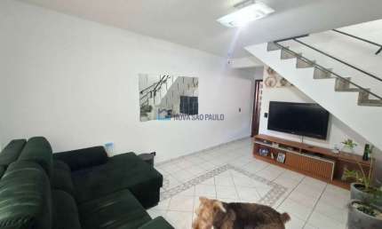 Sobrado com 3 dormitórios e 02 vagas de garagem no Jardim Oriental