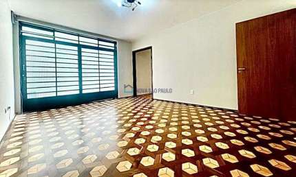 Sobrado residencial com 03 dormitórios e 03 vagas de garagem.