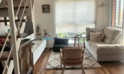 Moderno apartamento duplex localizado no bairro de Pinheiros, em São Paulo.