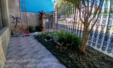 Casa para locação com 4 dormitórios, edícula  e 02 vagas de garagem.