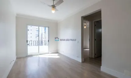 Apartamento reformado, com vista, 1 quadra da Av. Paulista (metrô Trianon)