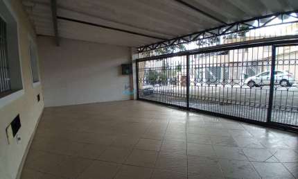 Casa térrea ,com tres dormitorios, proxima ao metrô Praça da Árvore