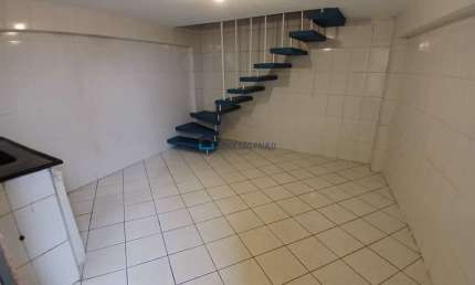 Casa térrea, com 1 dormitório, cozinha, banheiro, área de serviço.