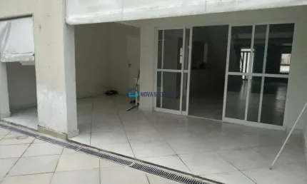 Casa de condomínio com 4 dormitórios, 2 suítes e 4 vagas de garagem.