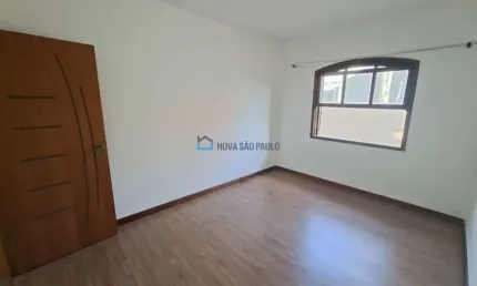 Próximo ao metro saúde e comércios, rua arborizadas