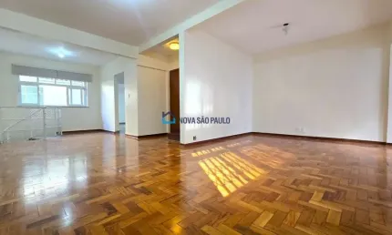 Casa com 3 dormitórios, 01 suite e 2 vagas ao lado do metrô saúde.