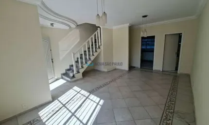 Casa de condomínio com 03 quartos, sendo 01 suíte e 02 vagas de garagem
