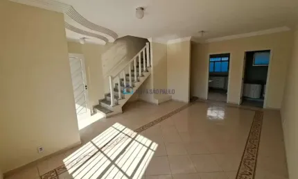 Casa de condomínio com 03 quartos, sendo 01 suíte e 02 vagas de garagem