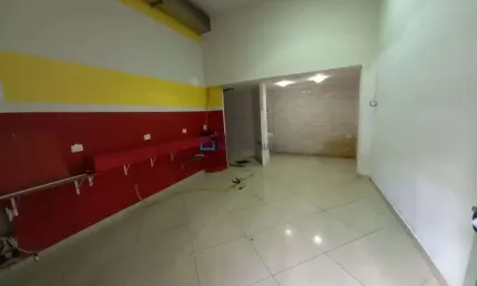 Salão comercial , com escritório no mezanino , ótima localização .