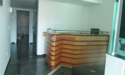 Prédio comercial de 500 m² com 6 salas e 4 vagas. Excelente localização