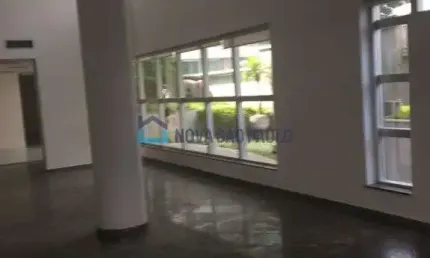Loja com Mezanino , ótima localização, corredor comercial