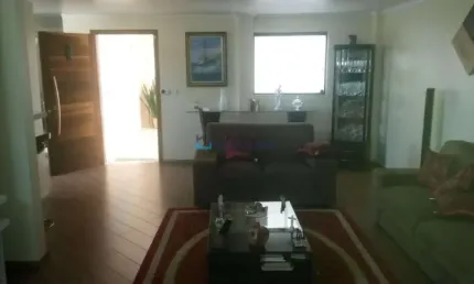 Amplo sobrado de 3 dormitórios, sendo 1 suíte e 2 vagas na Vila Gumercindo.