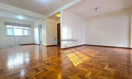 Casa com 3 dormitórios, 01 suite e 2 vagas ao lado do Metrô Saúde.