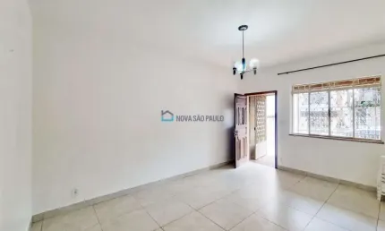 Casa térrea à venda, na região da Saúde, a 200 metros da Av. Prof. Abraão de Morais