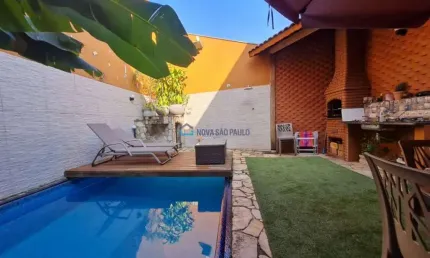 Sobrado 03 dormitórios, sendo 03 suítes. Área gourmet com piscina