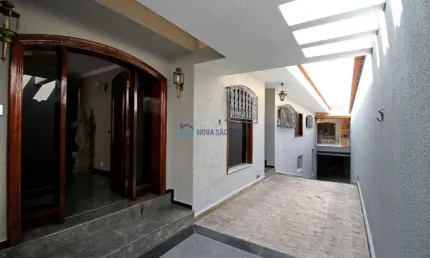 Casa térrea à venda, com 6 quartos, 4 suítes, no Planalto Paulista, a 800 metros do metrô Saúde