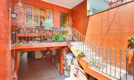 Casa com 2 dormitórios, 2 Vagas próximo ao Metrô Praça da Árvore.