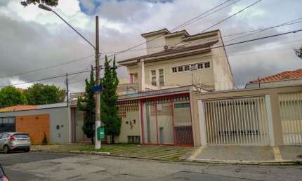 Casa alto padrão com 3 suítes, 7 vagas, churrasqueira e piscina no Jardim da Saúde.